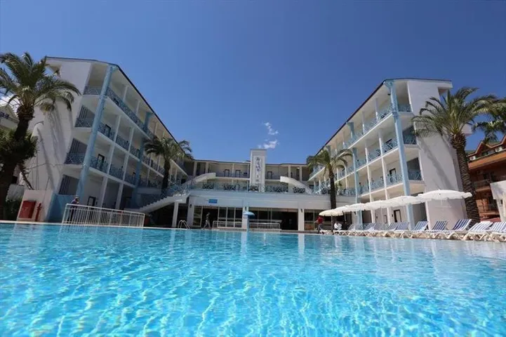 Hotel para 3 personas, con piscina y sauna además de vistas y jardín - 1