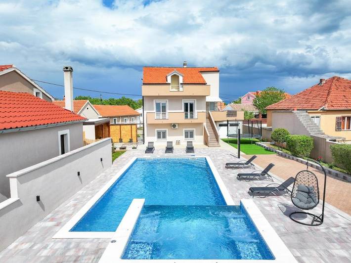 Ferienhaus für 10 Personen, mit Balkon und Whirlpool sowie Terrasse und Pool