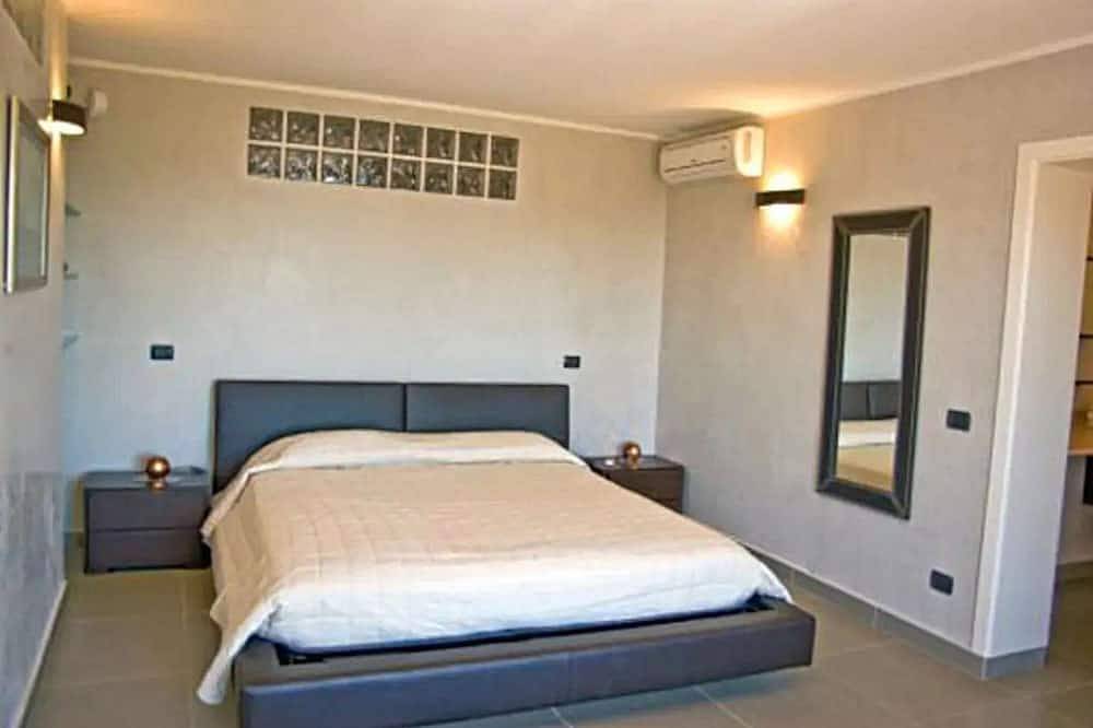 Freistehendes 4 Schlafzimmer Villa mit herrlichem Blick auf den See und einen privaten Pool in Villanuova sul Clisi, Gardasee-Berge