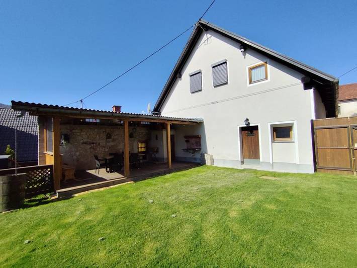 Location de vacances pour 6 personnes, avec jardin ainsi que terrasse et vue à Logatec