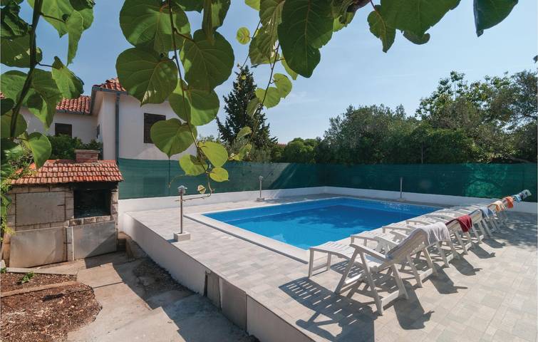 Appartement de vacances entier, Appartement confortable à 1,5 km de la plage : 2 chambres, avec piscine, terrasse et parking in Supetar, Brac