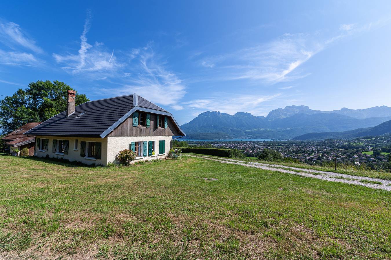 Chalet 'Des Bruyères' mit Seeblick, privater Terrasse und Wlan in Saint-Jorioz, Parc naturel régional du Massif des Bauges