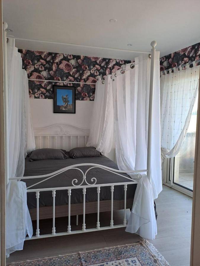 Location de vacances pour 6 personnes, avec piscine ainsi que jardin et vue à Mégrit - 3