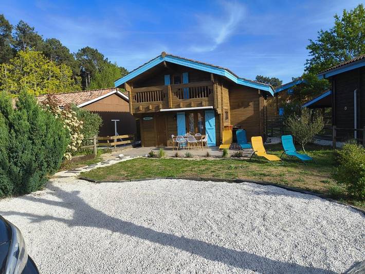 Chalet pour 4 personnes, avec sauna et jacuzzi ainsi que piscine et jardin