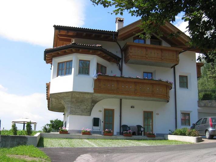 Chalet per 4 persone, con giardino e panorama in Alpi dell'Adamello e della Presanella