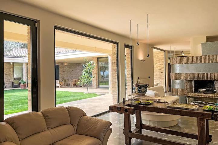 Wonderful private villa with private pool, WIFI, A/C, TV, patio, pets allowed and panoramic view in Spoltore, Pescara Province