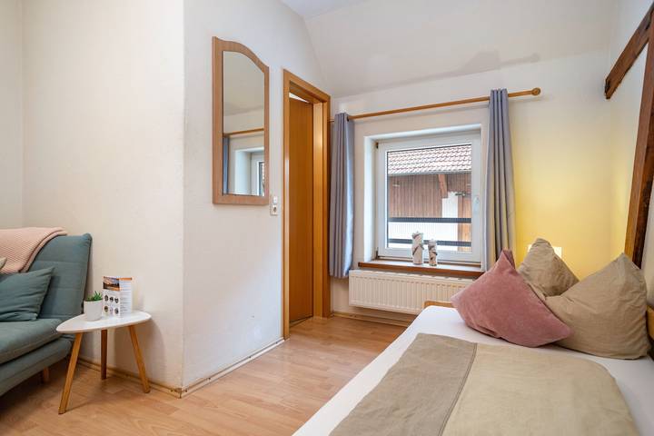 Ganze Wohnung, 'Zimmer 3', Einzelzimmer mit eigenem Bad in Ravensburg, Region Bodensee-Oberschwaben