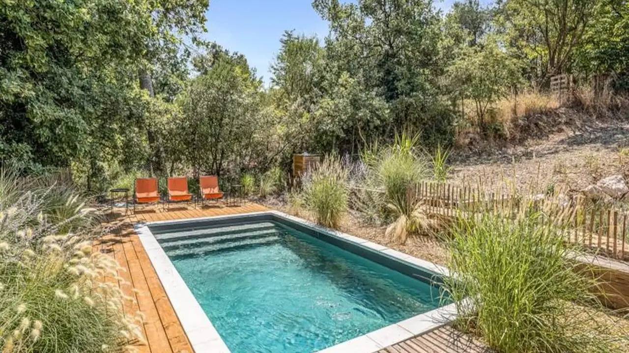 Entire holiday apartment, Holiday apartment for 7 people with pool in La Roque-d'Anthéron, Aix-en-Provence region