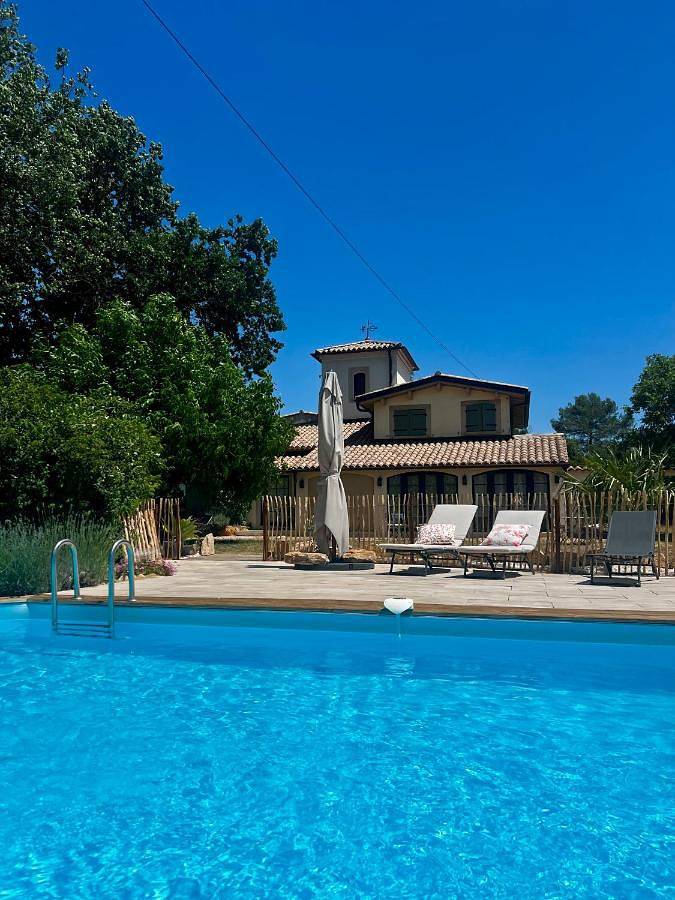 Chambre d’hôte pour 3 personnes, avec piscine ainsi que jardin et vue