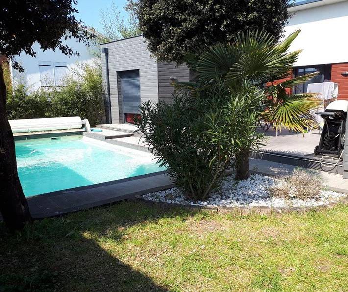 Location de vacances pour 8 personnes, avec jardin ainsi que piscine et terrasse, animaux acceptés dans Office De Tourisme De Bretignolles Sur Mer
