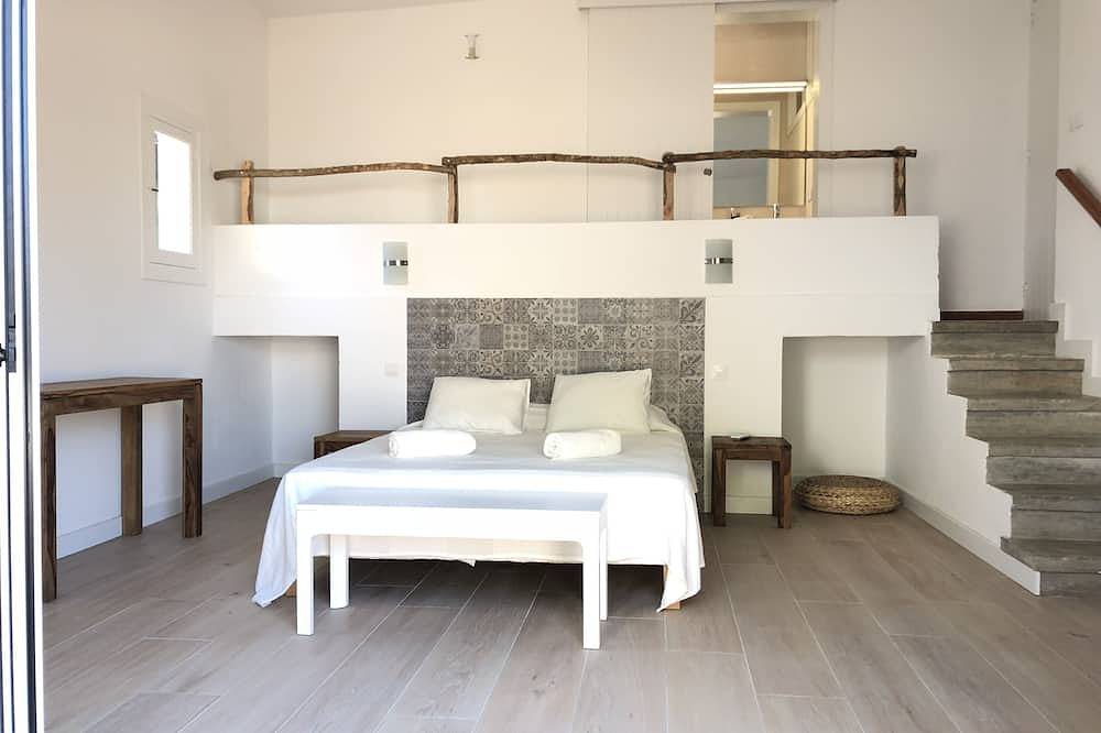 Minorque, grande maison, calme, belle piscine et jardin méditerranéen. in Port d'Addaia, Es Mercadal