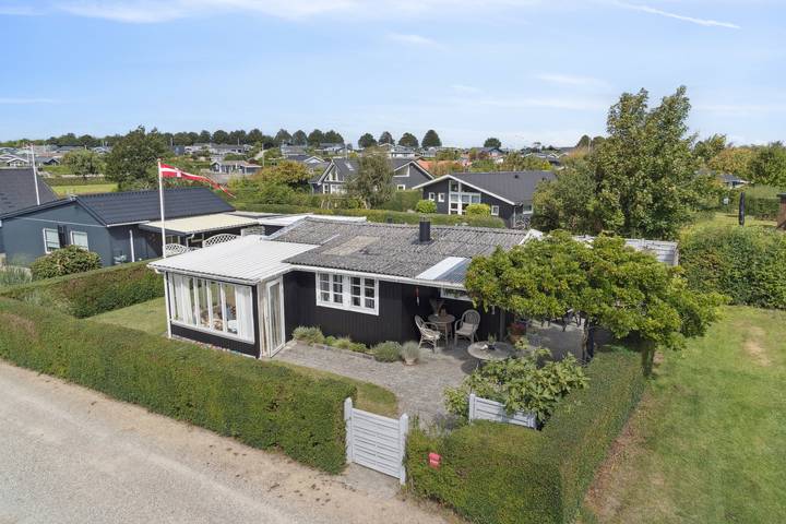 Ferieudlejning for 4 personer, med Terrasse og Have såvel som Udsigt og Søudsigt i Karrebæksminde