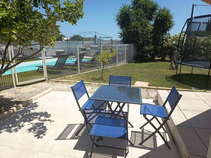 Location de vacances pour 4 personnes, avec Terrasse et Jardin ainsi que Piscine et Vue à Puget-Ville