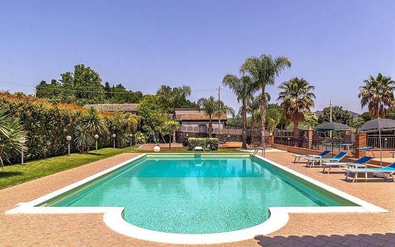 Casa vacanza per 11 persone, con giardino e terrazza in Piedimonte Etneo
