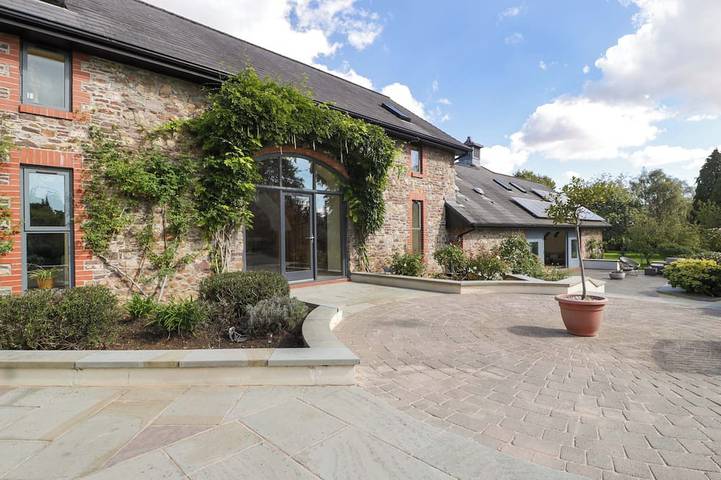 Gîte pour 4 personnes, avec piscine ainsi que sauna et jardin