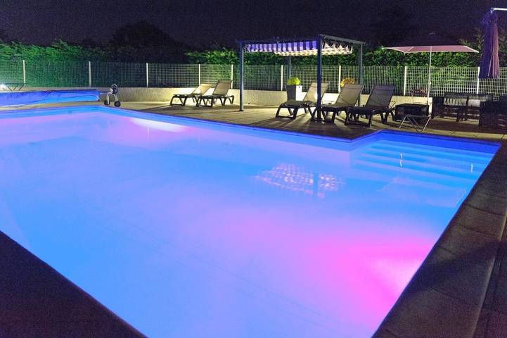 Hôtel pour 4 personnes, avec jardin ainsi que terrasse et piscine, animaux acceptés