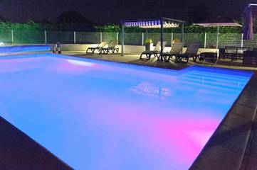 Hôtel pour 4 personnes, avec terrasse ainsi que piscine et jardin, animaux acceptés à Châteauneuf-du-Rhône