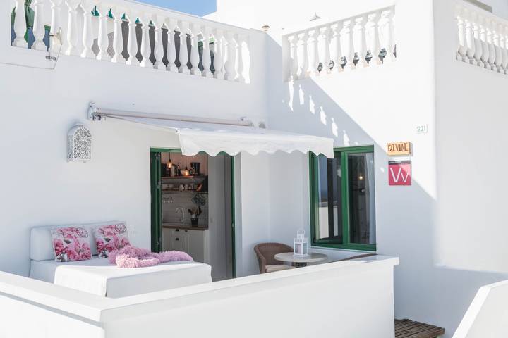 Ganze Wohnung, Klimatisiertes Ferienhaus "Divine I" mit Meerblick, Terrasse, Gemeinschaftspool & Wlan in Puerto del Carmen, Tías