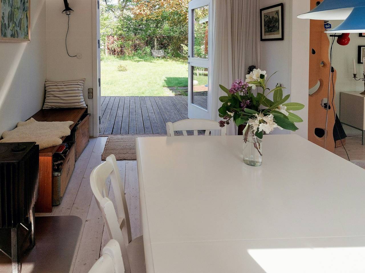 Semesterhus i en skogsträdgård i harmoni med naturen in Høve Strand, Asnæs