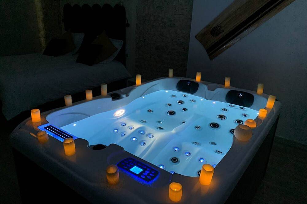 Chambre Baroque Avec Jacuzzi Privatif Sous les Poutres in Treuzy-Levelay, Sena y Marne