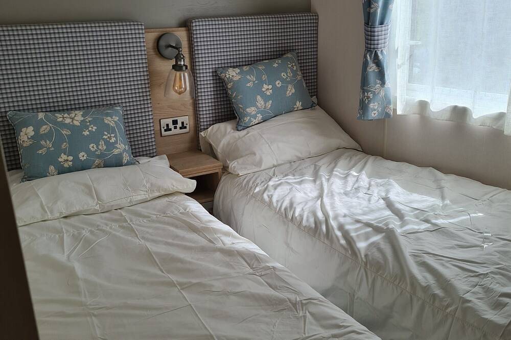 Family-Friendly 6-berth caravan with onsite leisure facilities. in St Margaret's at Cliffe, Kent