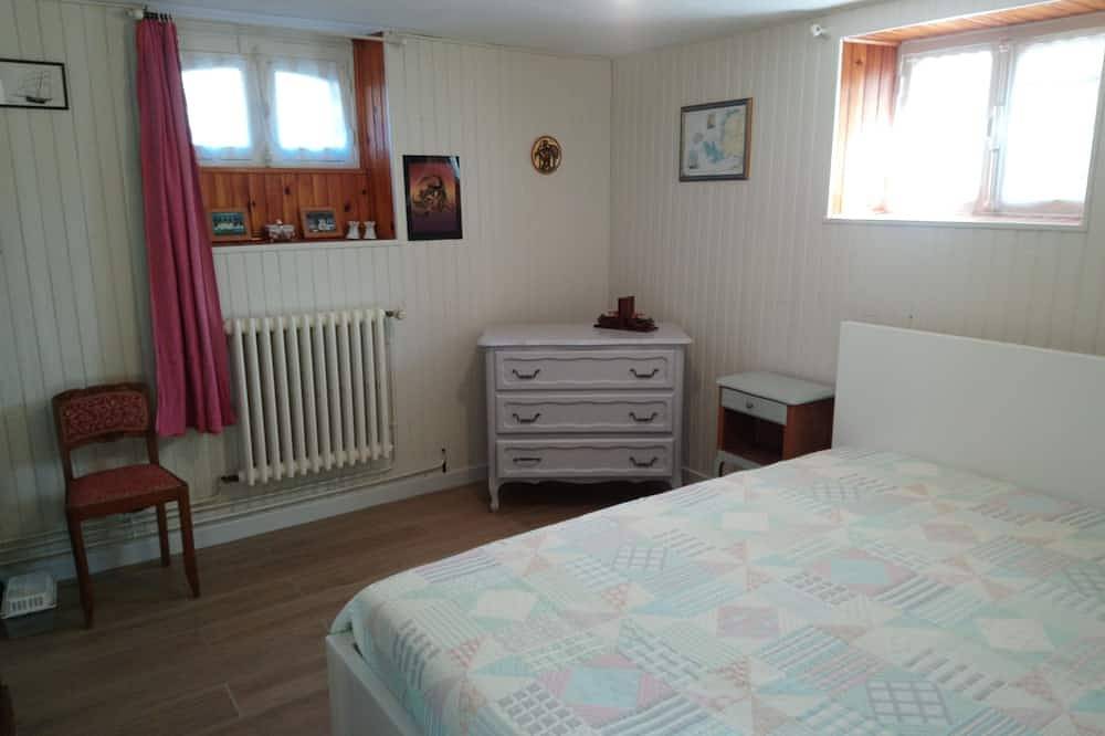 500 m from the sea apartment 75 m2 first floor in villa with large garden  in Saint-Quay-Portrieux, Côte de Goëlo