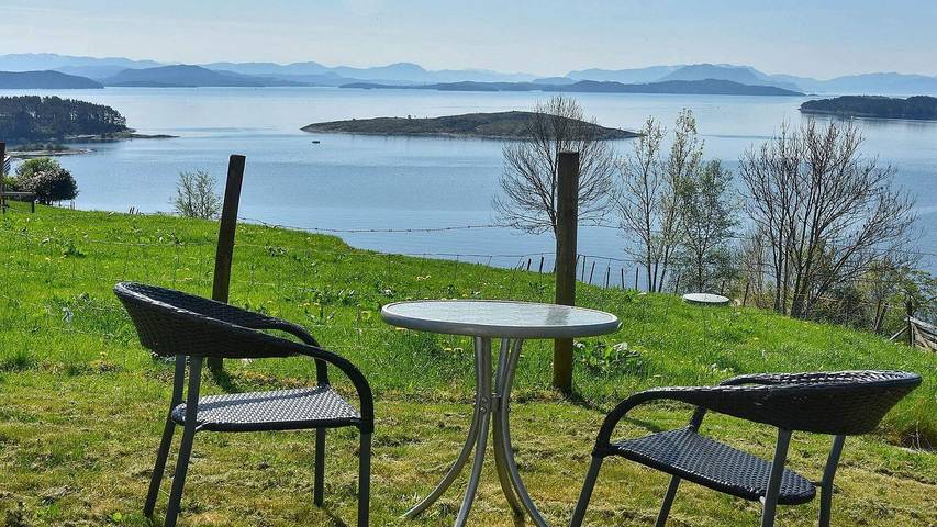 Ferienwohnung für 6 Personen, mit Garten und Ausblick auf Tysnes