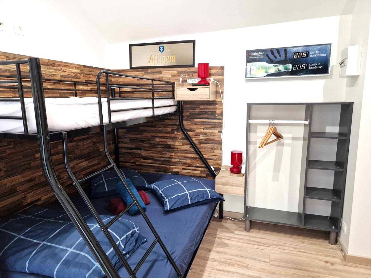 Appartement entier, 10 - Joli studio avec deux lits, un lit double et un lit simple, logement tout équipé pour 1, 2 ou 3 personnes maximum, vue sur parc arboré, parking privatif gratuit, grand fourgon possible, tout le linge de maison est fourni in Razac-sur-l'Isle, Périgord Blanc