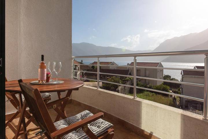 Gîte pour 5 personnes, avec jardin ainsi que piscine et vue dans Risan - 2