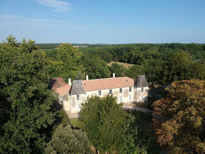 Location de vacances pour 5 personnes, avec Terrasse et Jardin ainsi que Piscine et Vue à Pons