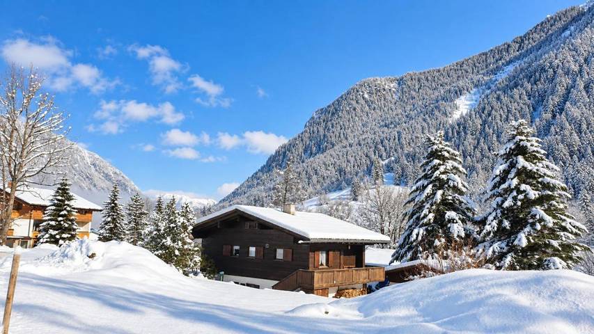 Chalet für 8 Personen, mit Balkon und Terrasse sowie Garten und Ausblick in Brand