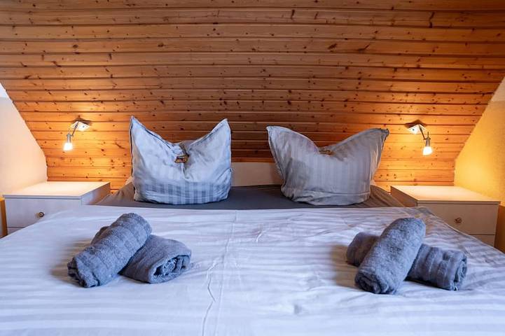 Ganze Wohnung, Ferienwohnung Falkenturm - Ferienhaus Am Boddenufer in Buschvitz, Bergen auf Rügen und Umgebung