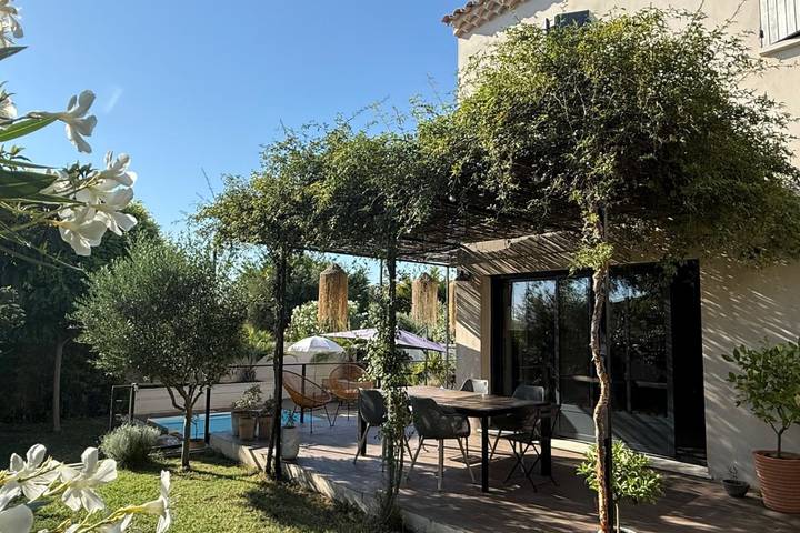 Location de vacances pour 6 personnes, avec terrasse ainsi que piscine et jardin à Lagnes - 2