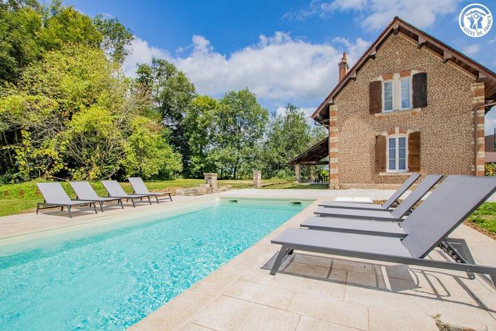 Gîte pour 8 personnes, avec Terrasse ainsi que Jardin et Piscine