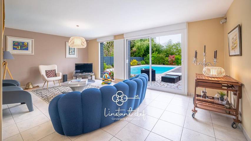 Location de vacances pour 8 personnes, avec Terrasse et Jardin ainsi que Piscine et Vue à Saint-Pavace