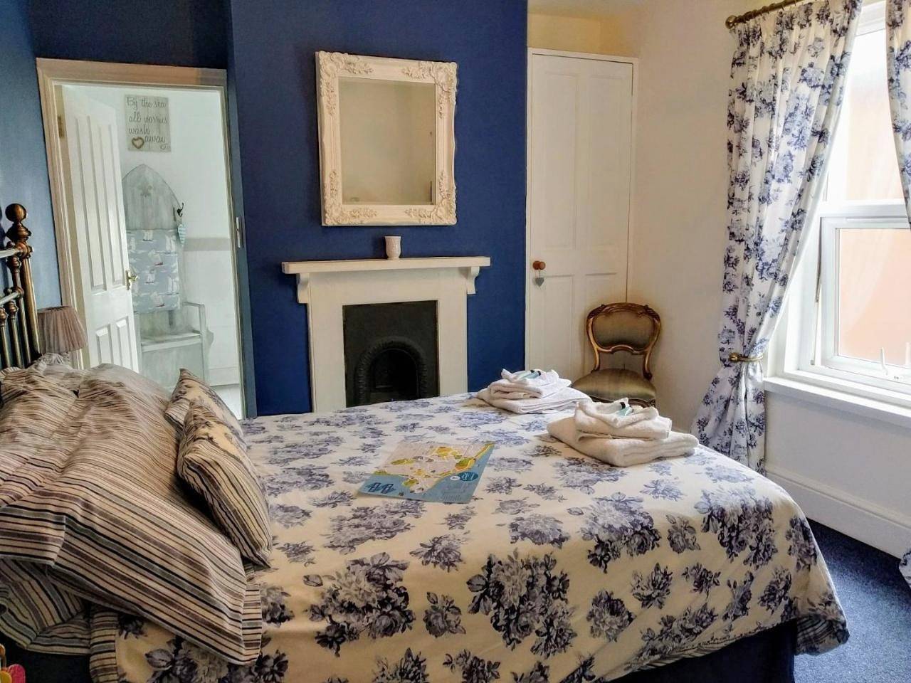 Twin Room with Shower in Exmouth, Devon