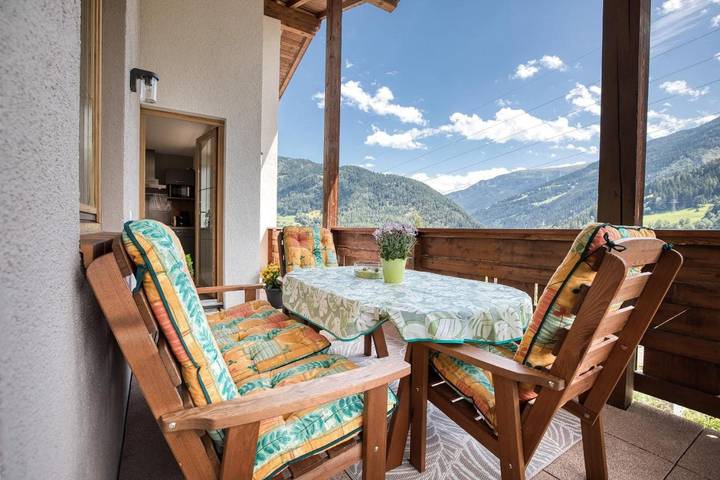 Ferienwohnung für 6 Personen, mit Balkon und Terrasse sowie Ausblick in Landeck - 2