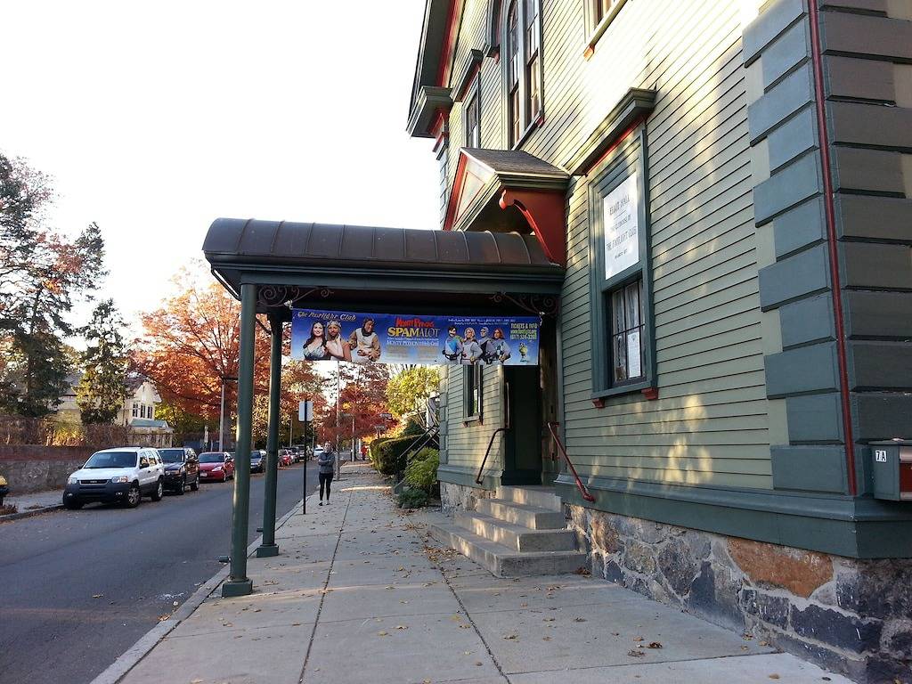 Ganze Wohnung, Gemütliches und sauberes Duplex mit Veranda im beliebten Teil Jamaikas (\"Jp\") von Boston in Boston, Massachusetts