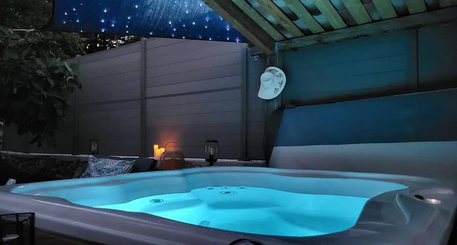 Gîte pour 2 personnes, avec terrasse ainsi que jardin et jacuzzi