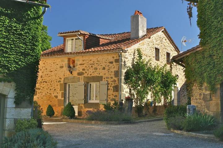 Location de vacances pour 7 personnes, avec piscine et jacuzzi ainsi que jardin et sauna à Saint-Martial-de-Valette - 3