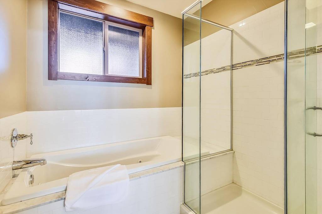 Ganze Wohnung, Neue Auflistung!! Boulders Community mit Fitnessraum, Whirlpools, Pool und mehr. Perfekte Lage zu Skigebieten und allen Wintererholungen! Perfekt für eine Familie oder eine große Gruppe von Freunden. in Truckee, Donner Lake