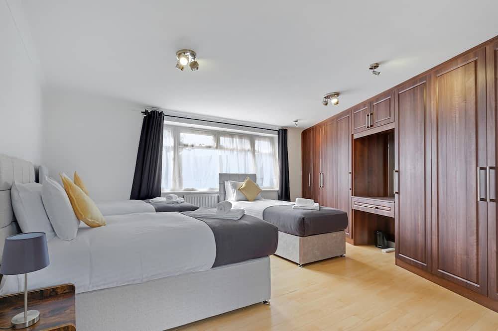 Heathrow Living St Annes Serviced House 5 bedrooms 3 bath in Spelthorne, Colne Valley Park