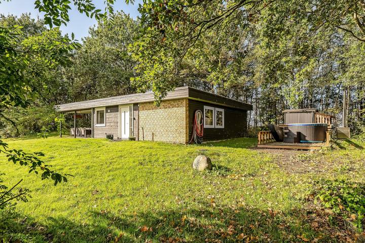 Lovely holiday home with wilderness bath and a view of the fjord. in Limfjord in Westjütland