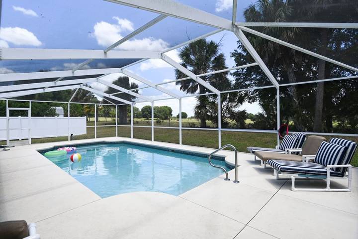 Vacation rental for 10 people, with pool and yard, with pets in Citrus County