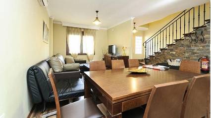 Casa de vacaciones para 8 personas, con balcón y piscina además de jacuzzi y jardín en Vega de Granada