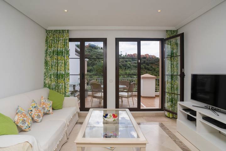 Apartamento entero, Ático con Solárium, Vistas a la Montaña, Piscina, Jardín y Wi-Fi in Los Arqueros Golf and Country Club, Benahavís