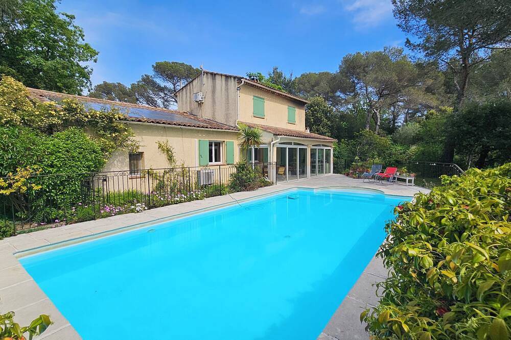 Air-conditioned villa with swimming pool for 9 people in a green area in Tourrettes-sur-Loup, Mediterranean Coast (France)