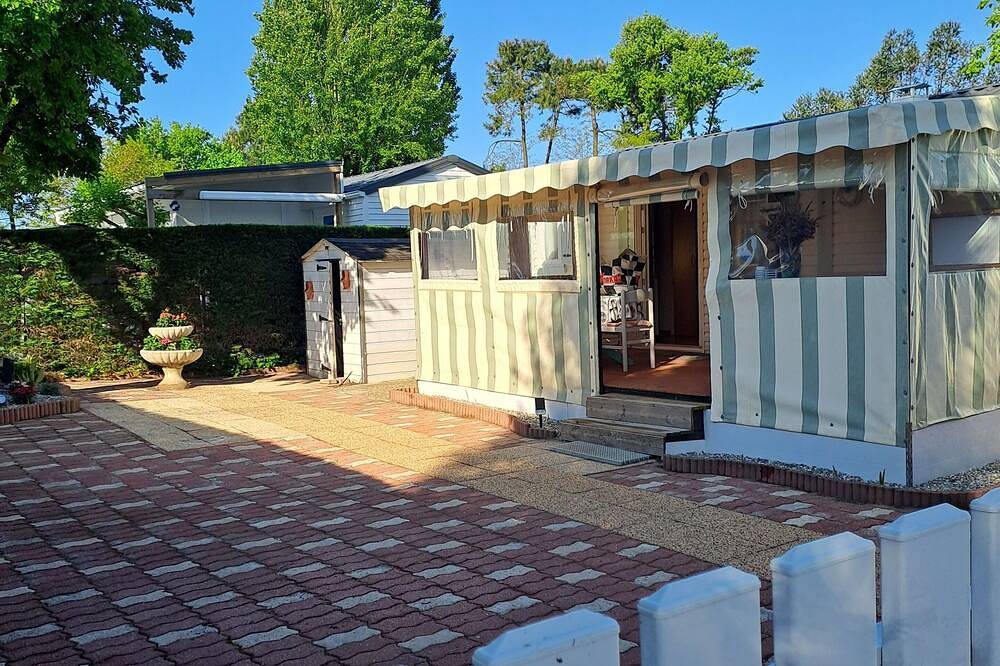 Mobil home 4 places terrasse couverte à 2 pas de la plage. Animaux non acceptés in Bourcefranc-le-Chapus, Côte de Beauté