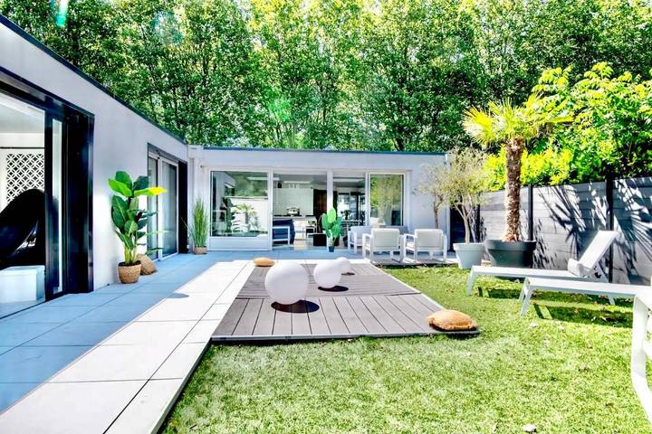 Location de vacances pour 4 personnes, avec Terrasse ainsi que Jacuzzi et Jardin à Mons-en-Barœul