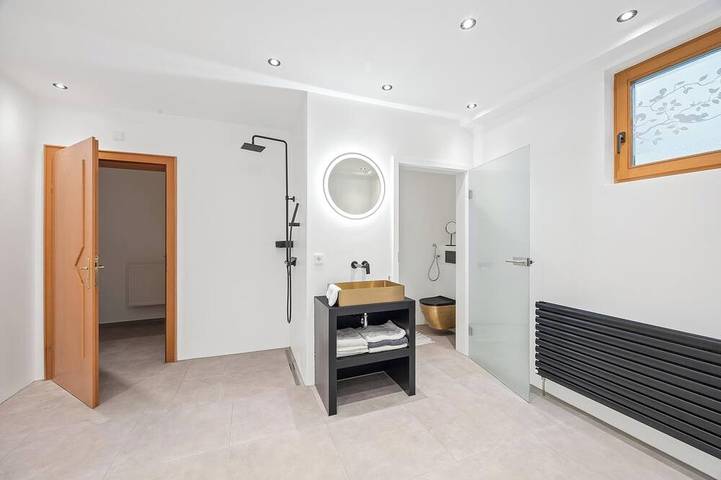 Ganze Wohnung, Große Ferienwohnung mit Bergblick und Terrasse nahe der Autobahn und dem Simssee in Rohrdorf, Chiemgauer Alpen
